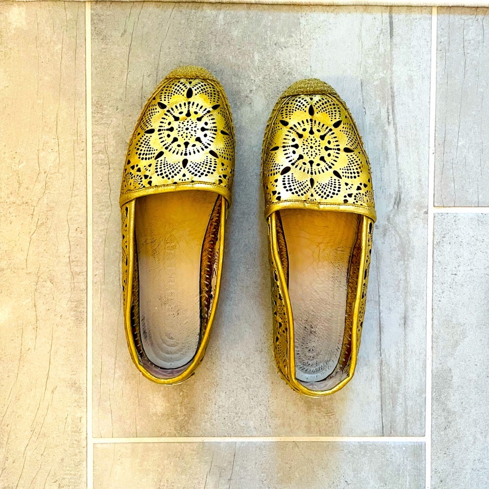 Authentic Burberry leather flats. Made in Spain. Size 8. Soft and comfy.